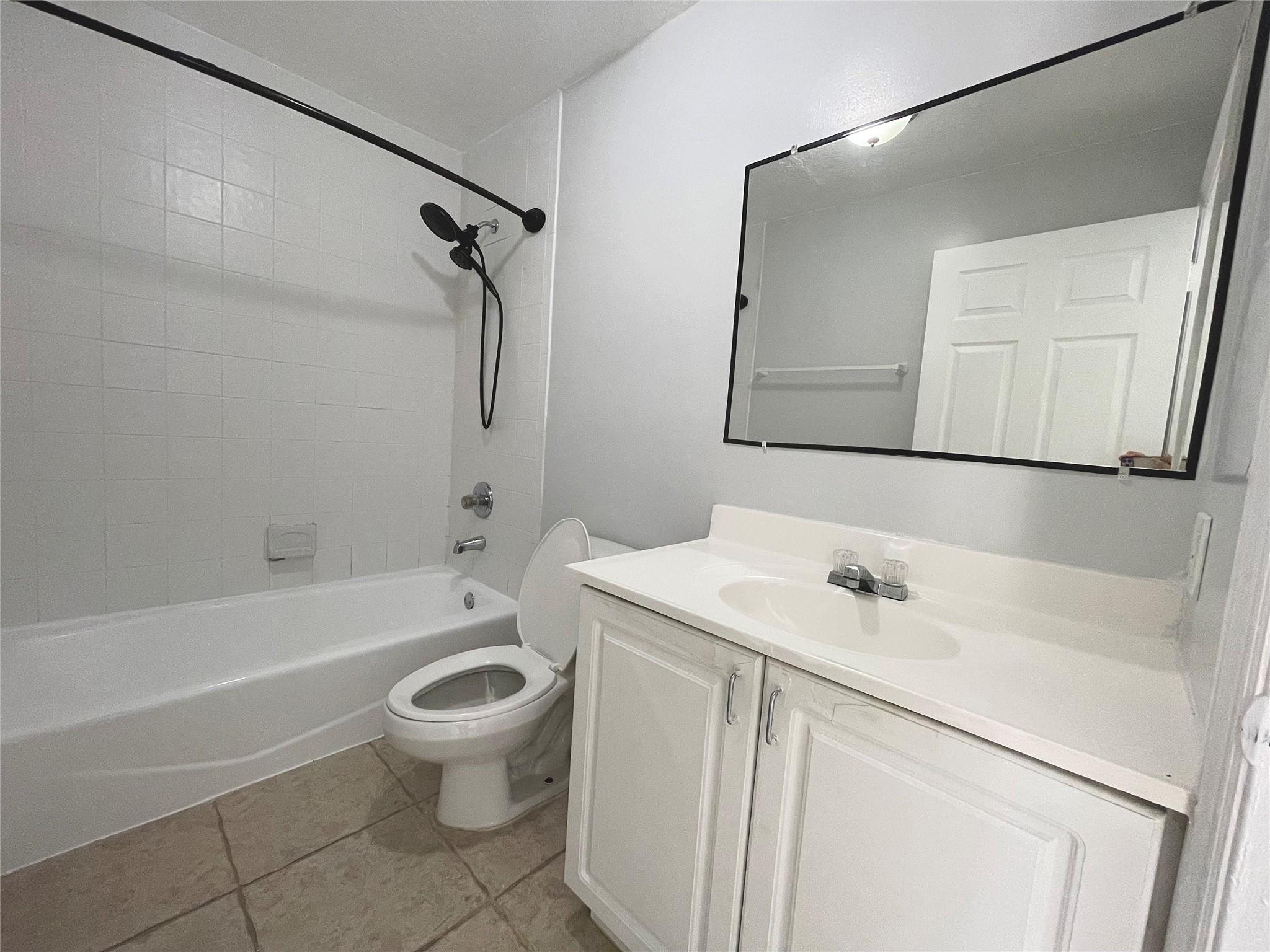 Waverly Place 2-19 D - Residential Lease