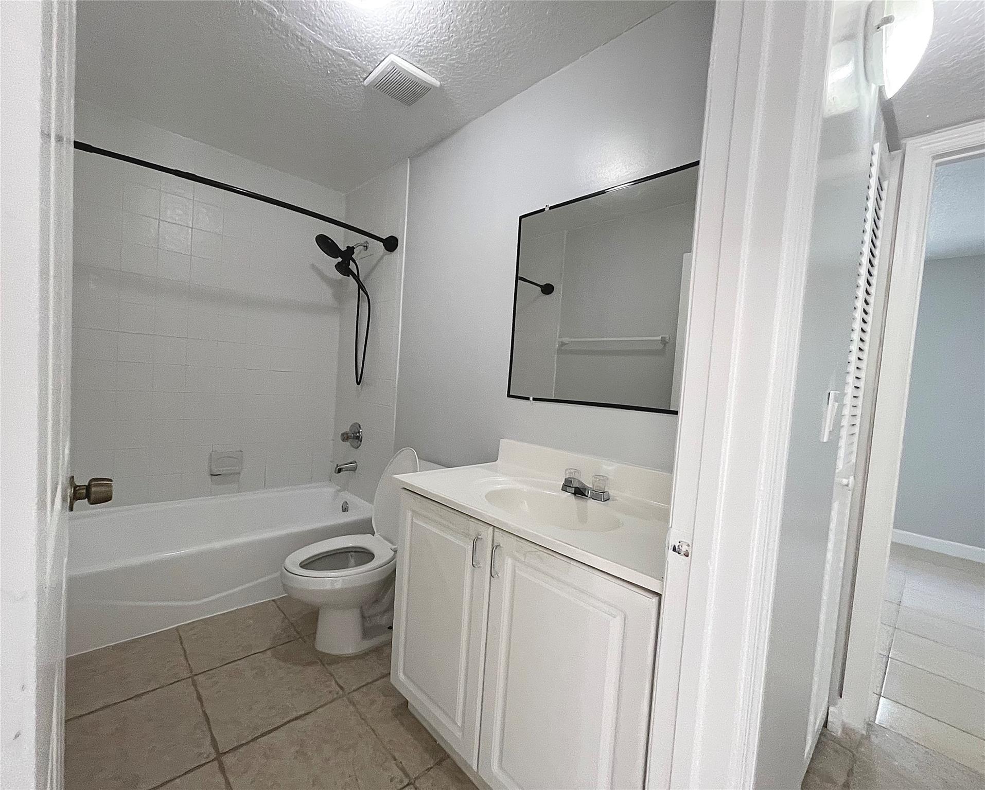 Waverly Place 2-19 D - Residential Lease
