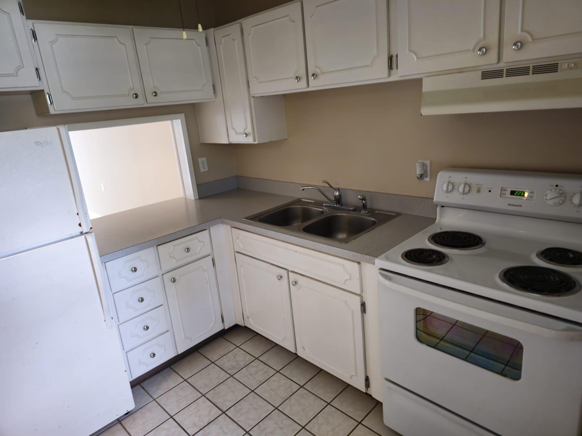 FIRST FLOOR 1 BEDROOM 1 BATH. No age restrictions.Great location close to downtown Stuart.Only cats allowed, no dogs.hoa application
