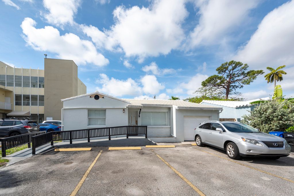 Photo of 412 SE 17th Street #Front, Fort Lauderdale, FL 33316 (MLS # B26025455)
