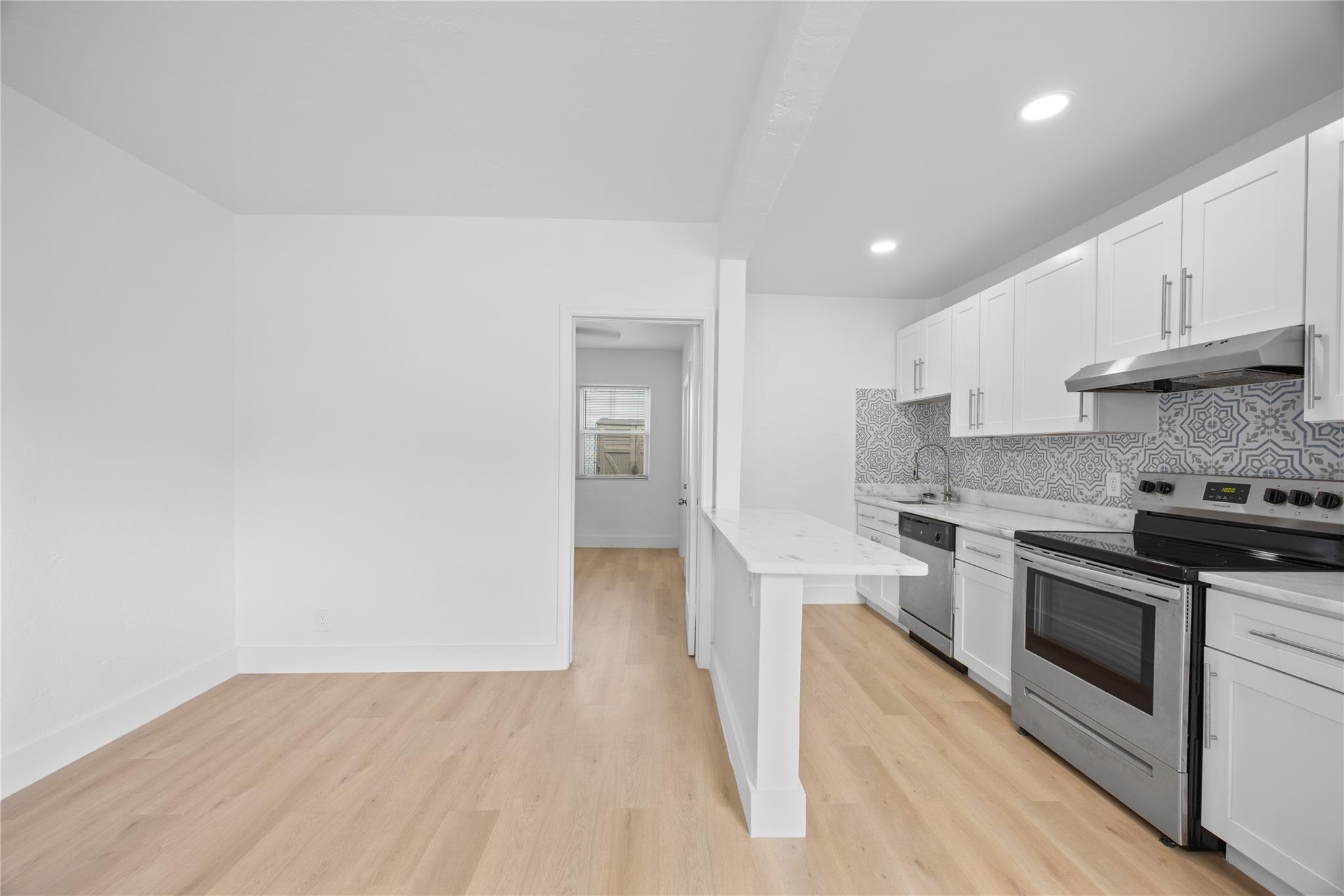 View photos, virtual tours, details... 412 SE 16th St 2