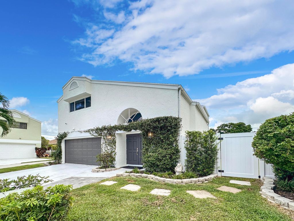 Photo of 5 Dalton Place, Boynton Beach, FL 33426 (MLS # R11122090)