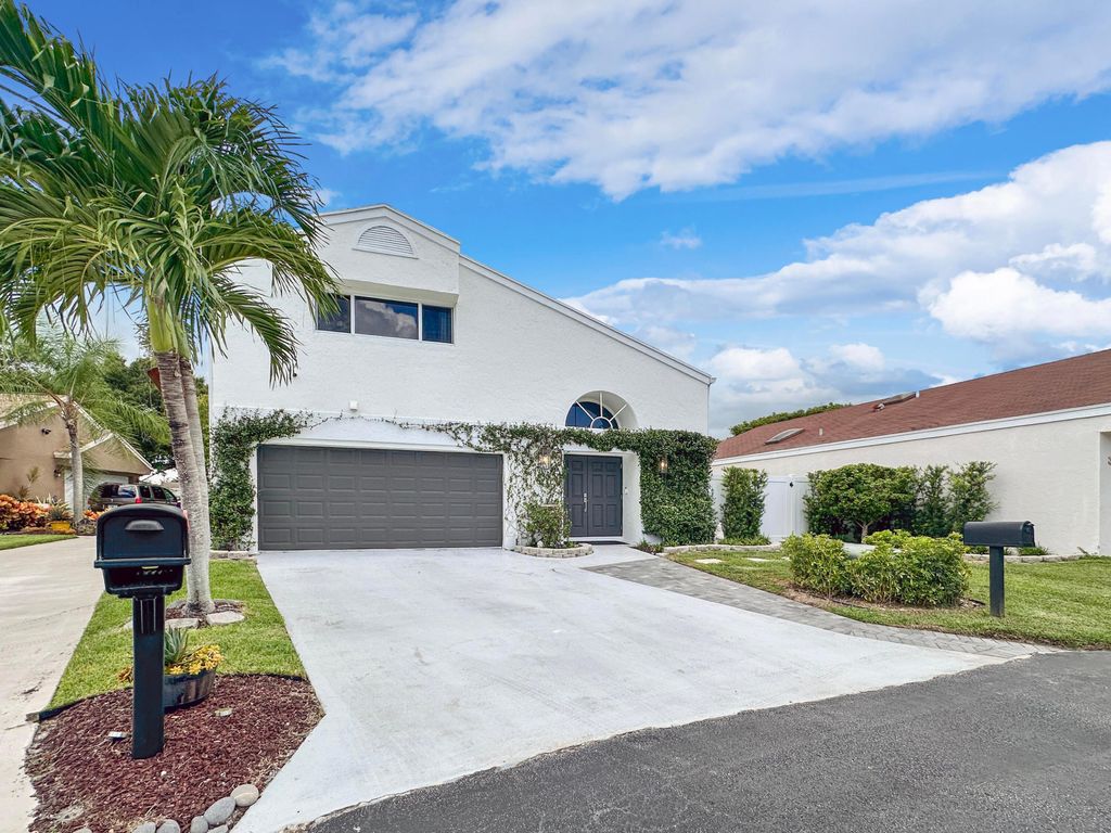 Photo of 5 Dalton Place, Boynton Beach, FL 33426 (MLS # R11122090)