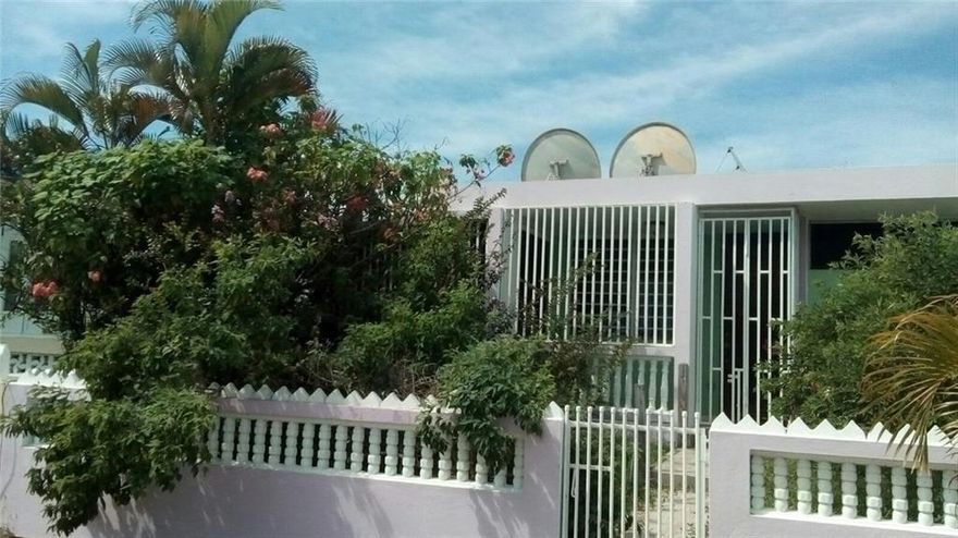 Hermosa casa, agradable, amplia y comoda. 4 dormitorios, 2 banos, cocina, comedor, sala, terraza, jardin interior y marquesina extendida con lavanderia. Estacionamiento para 4 vehiculos, puerta de garage con motor. Cisterna de agua con motor 500 galones. El propietario paga hasta un 3% de gastos de cierre de el comprador. El vendedor es agente inmobiliario en el estado de la Florida.