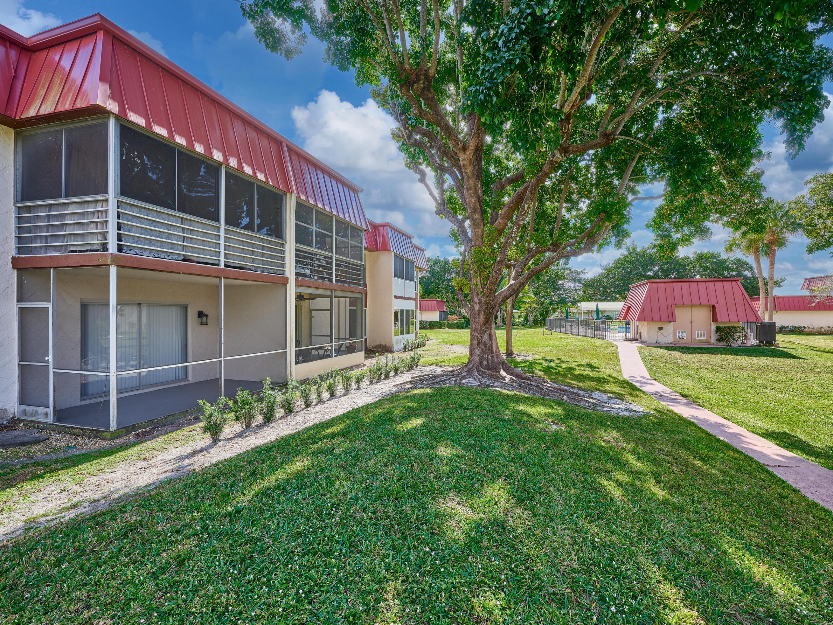 12021 W Greenway Drive 105, Royal Palm Beach, FL, 33411/$139,900 4 12021 W Greenway Drive 105