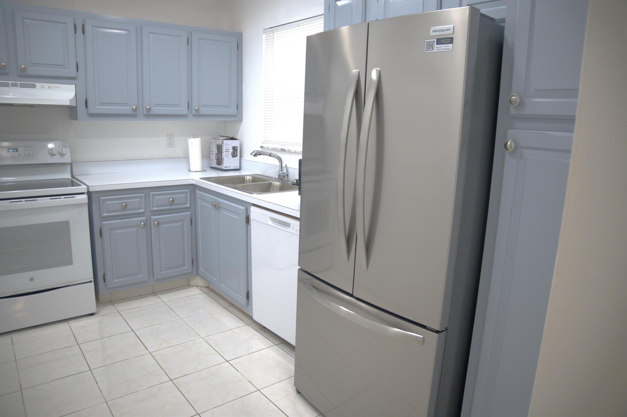 GOLDEN LAKES VILLAGE COND - Residential Lease