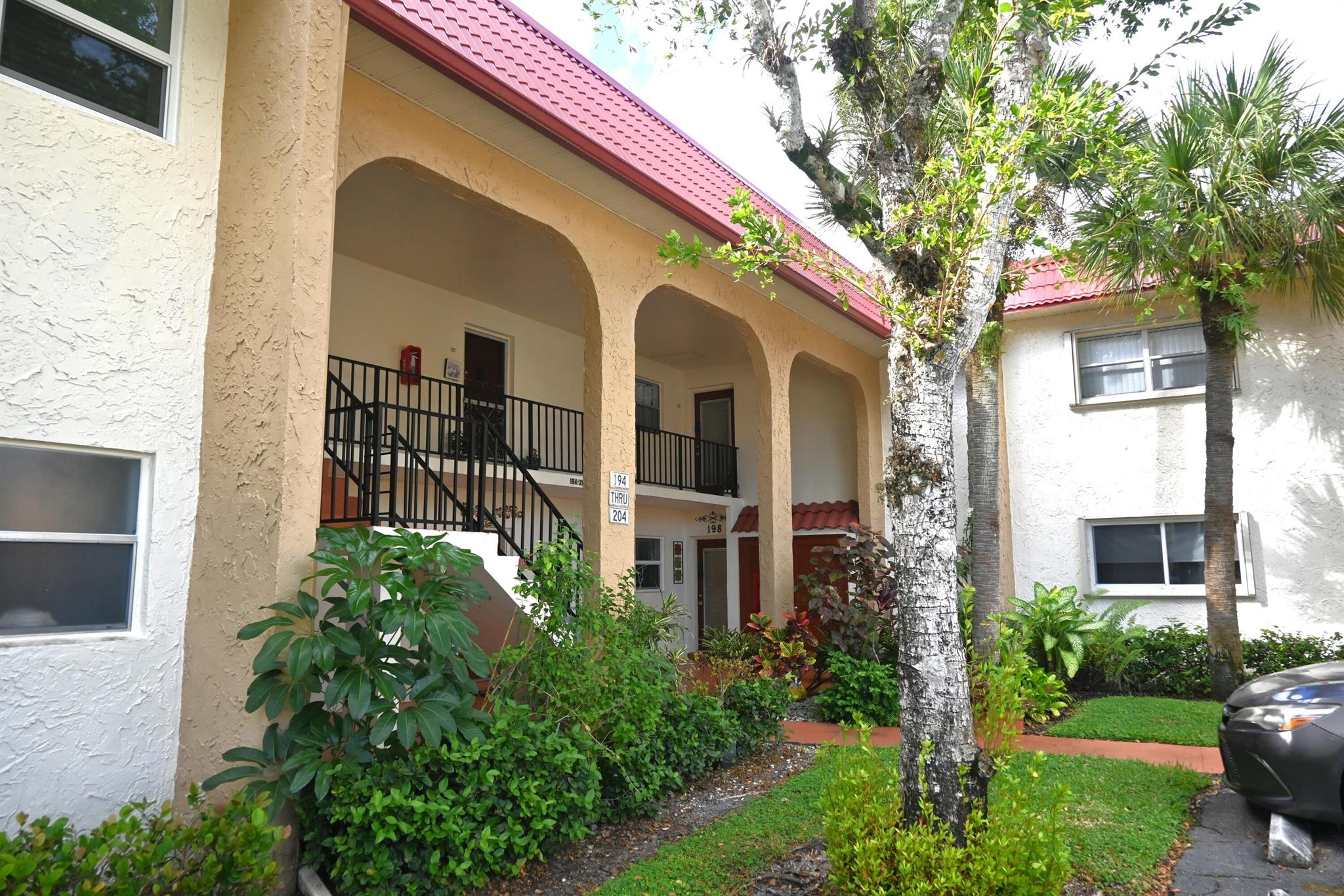 GOLDEN LAKES VILLAGE COND - Residential Lease