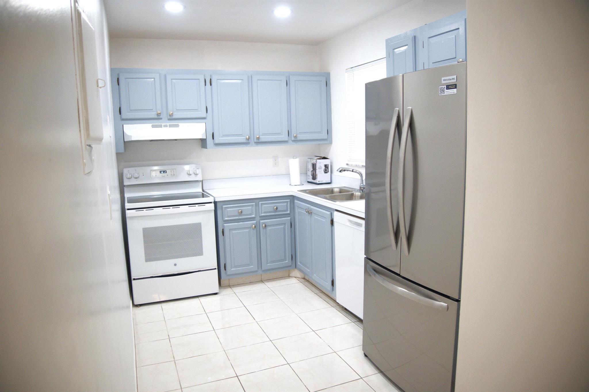 GOLDEN LAKES VILLAGE COND - Residential Lease