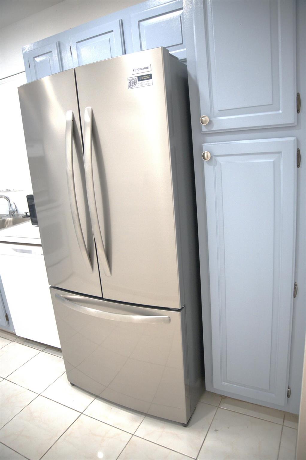 GOLDEN LAKES VILLAGE COND - Residential Lease