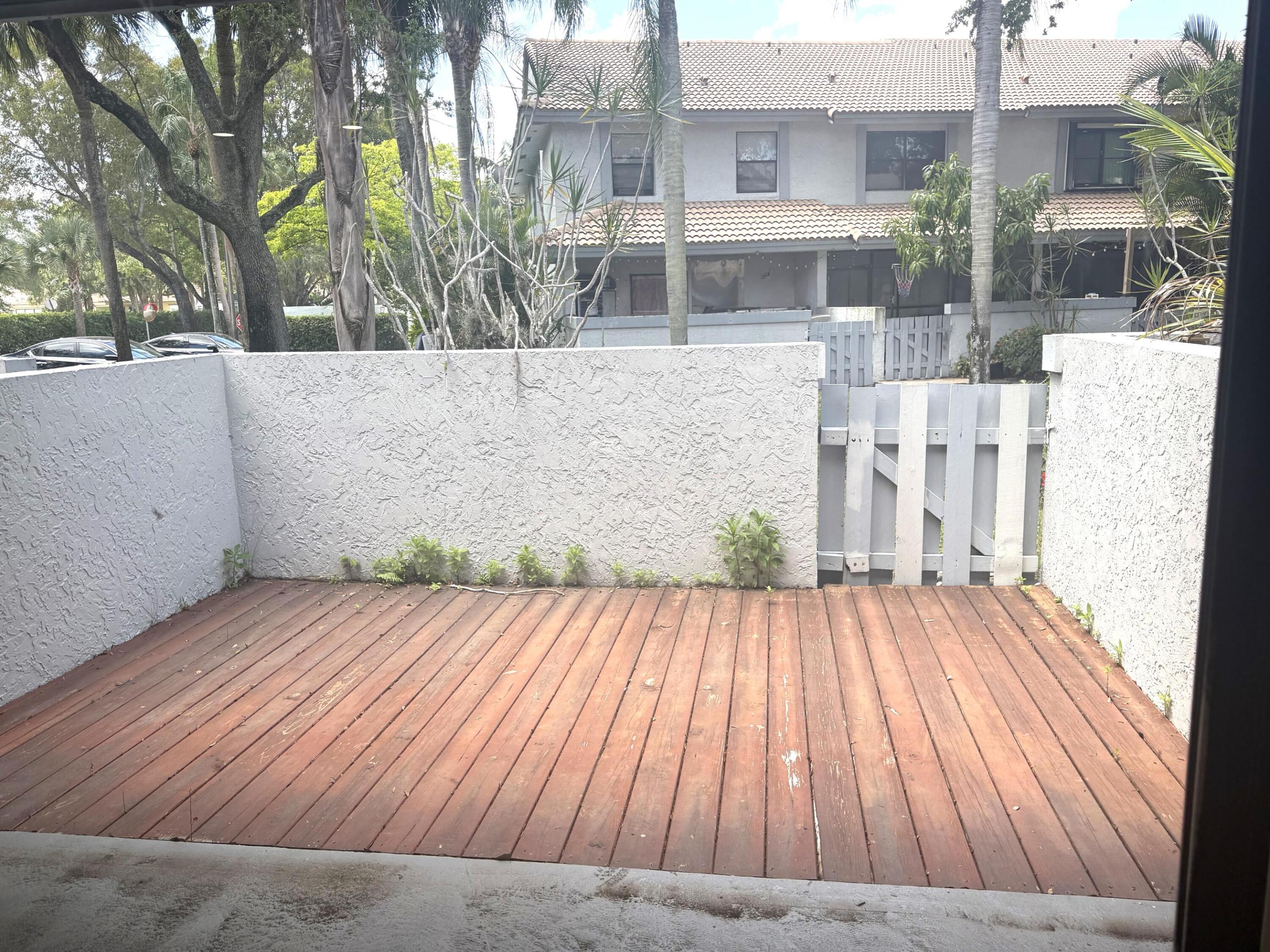 OAKWOOD ON THE GREEN CONDO - Residential