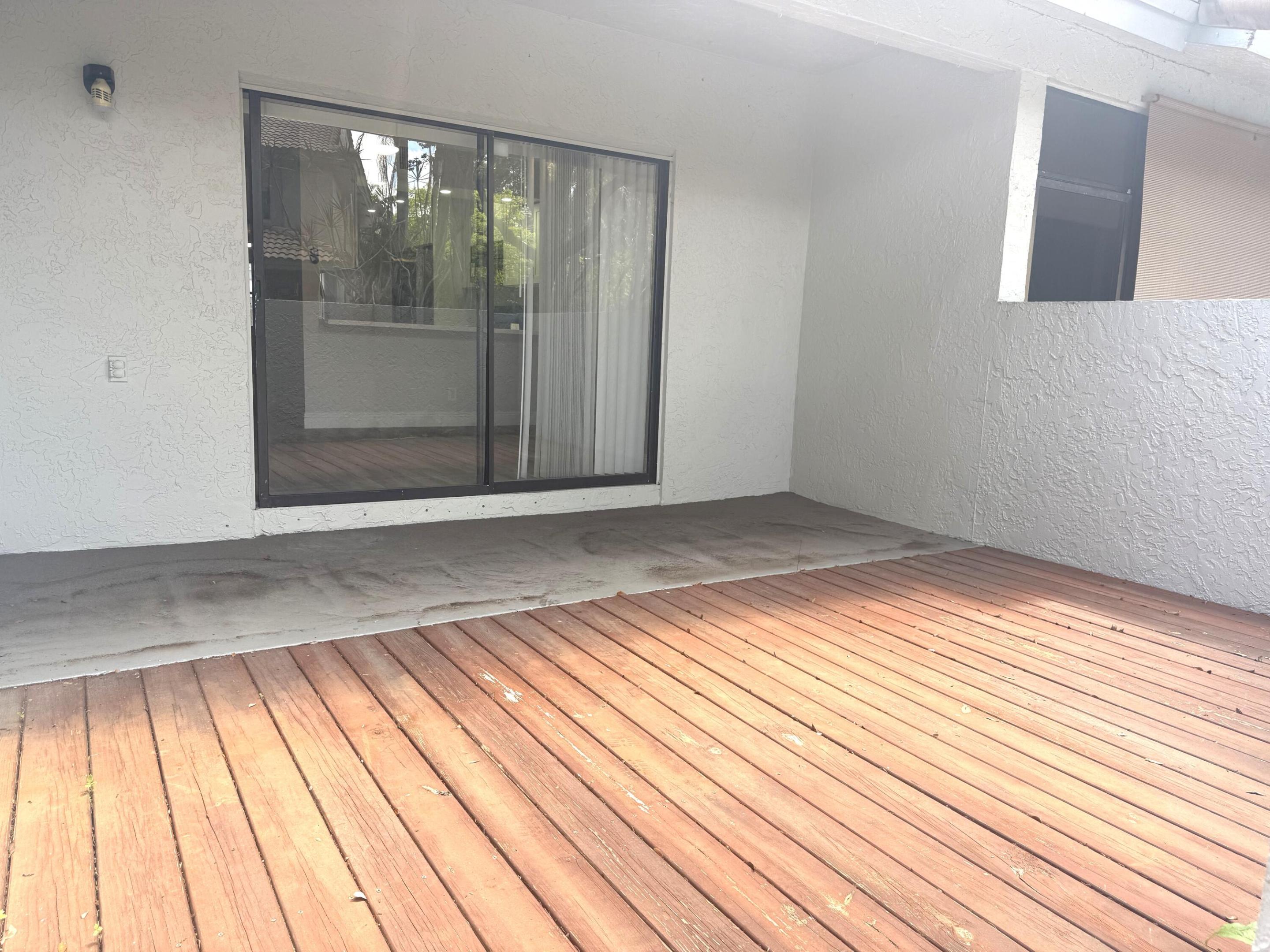 OAKWOOD ON THE GREEN CONDO - Residential