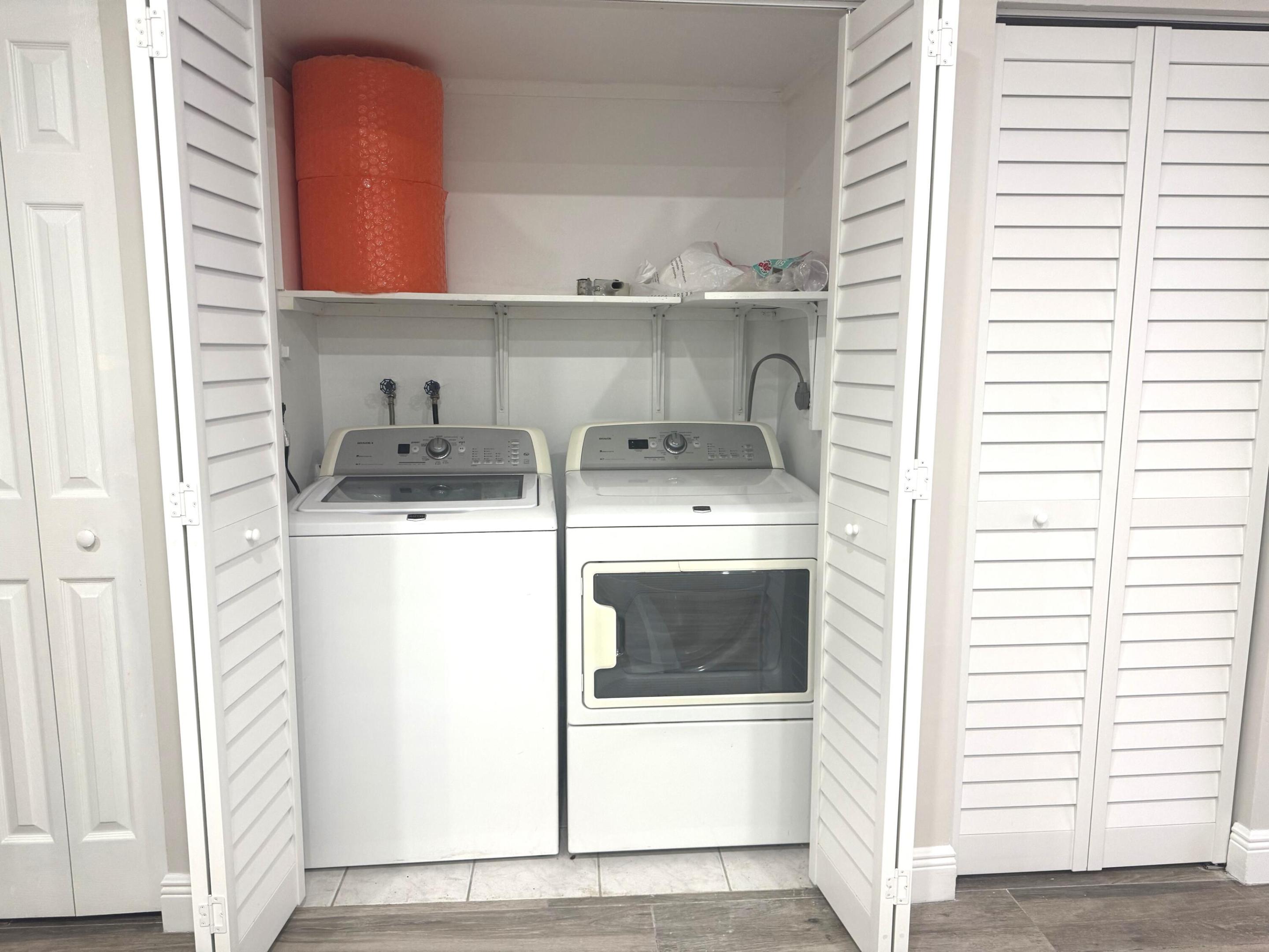 OAKWOOD ON THE GREEN CONDO - Residential