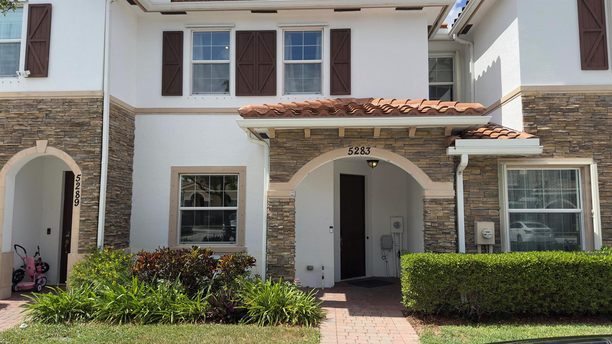 THREE BEDROOM TWO AND HALF BATH TOWNHOME LOCATED IN THE GATED COMMUNITY OF CHARLESTON COMMONS. FIRST FLOOR OFFERS 9 FT CEILINGS TILE THROUGHOUT AND A HALF BATH. KITCHEN WITH ESPRESSO CABINETS GRANITE COUNTERTOPS AND STAINLESS APPLIANCES. SLIDERS OPEN TO YOUR PRIVATE FENCED IN OPEN PATIO. SECOND FLOOR HAS LAMINATE FLOORING THROUGHOUT. TWO GUEST BEDROOMS AND GUEST BATH. MASTER WITH WALK IN CLOSET AND ENSUITE BATH FEATURING WALK IN SHOWER. COMMUNITY OFFERS POOL AND PLAYGROUND AND IS CENTRALLY LOCATED NEAR SHOPPING DINING HIGHWAYS AND ENTERTAINMENT. WATER AND GARBAGE INCLUDED. PET FRIENDLY!