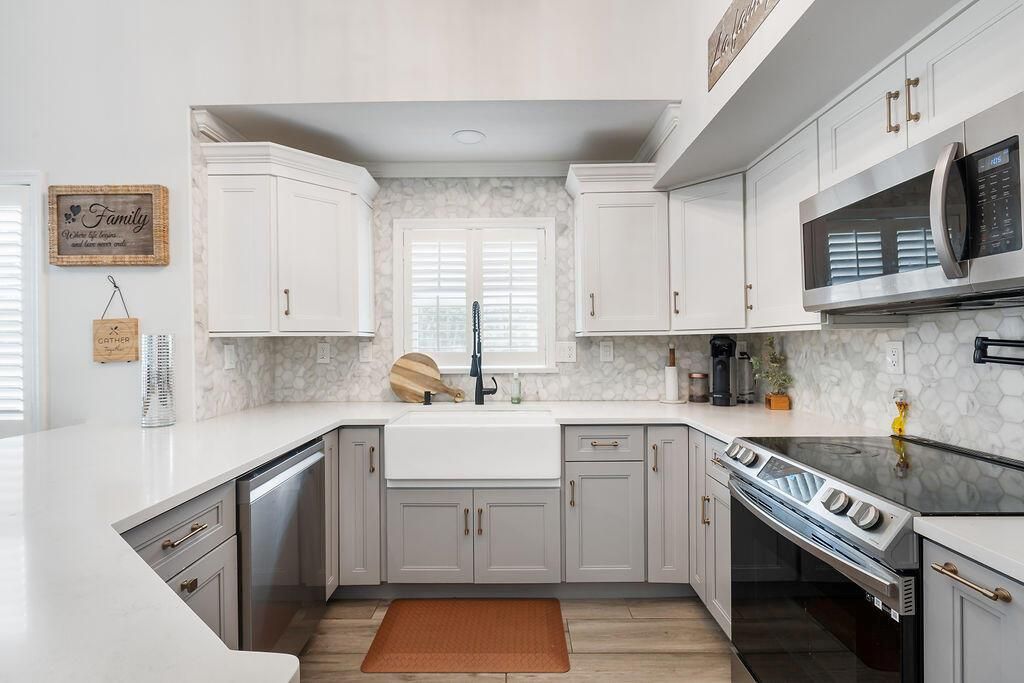 Photo of 1573 SE Pomeroy Street, Stuart, FL 34997 (MLS # R10980094)