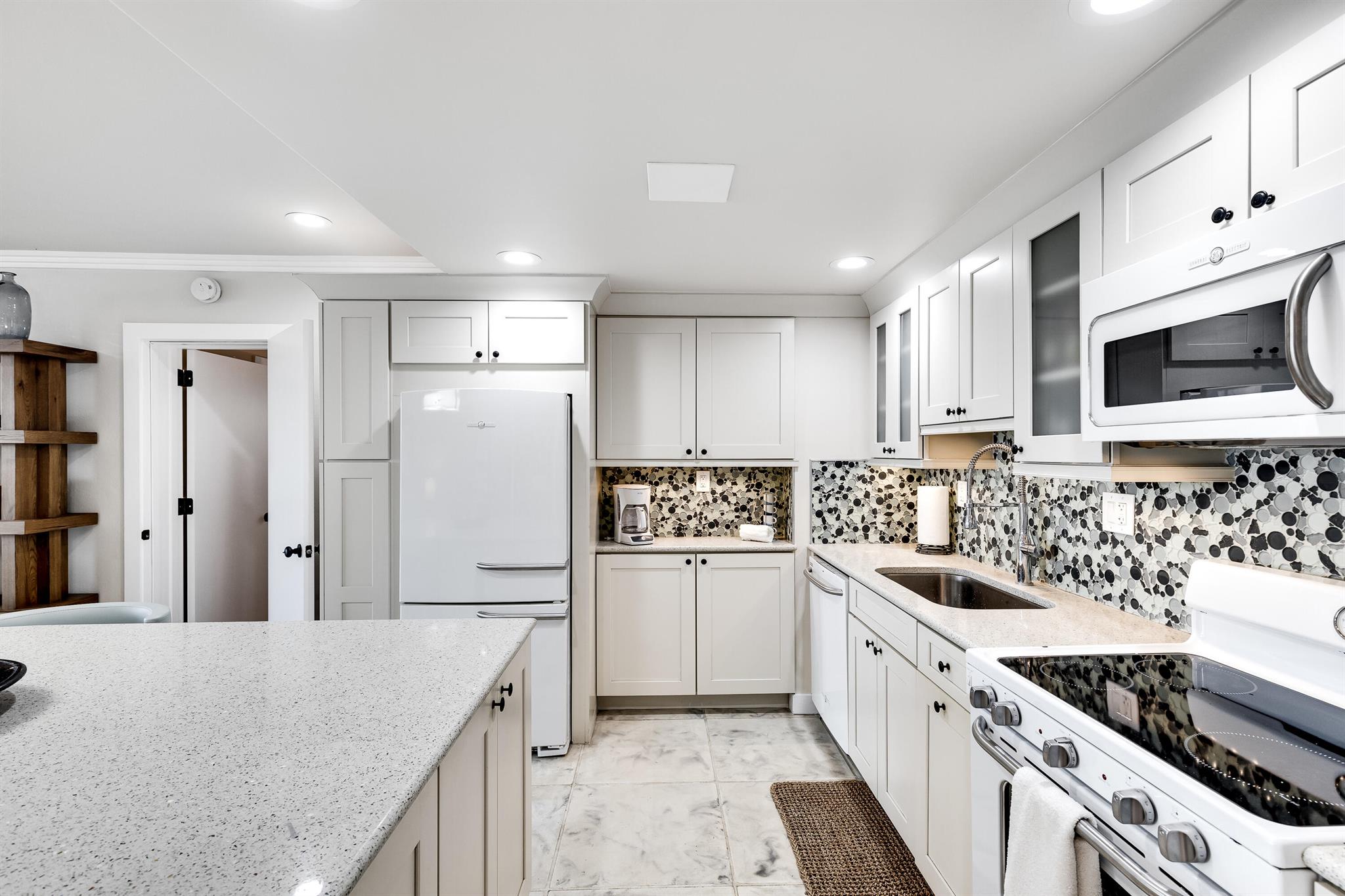 HILLSBORO SHORES EXECUTIV - Residential Lease