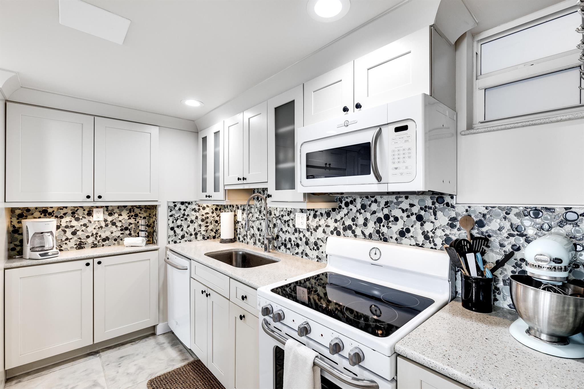 HILLSBORO SHORES EXECUTIV - Residential Lease