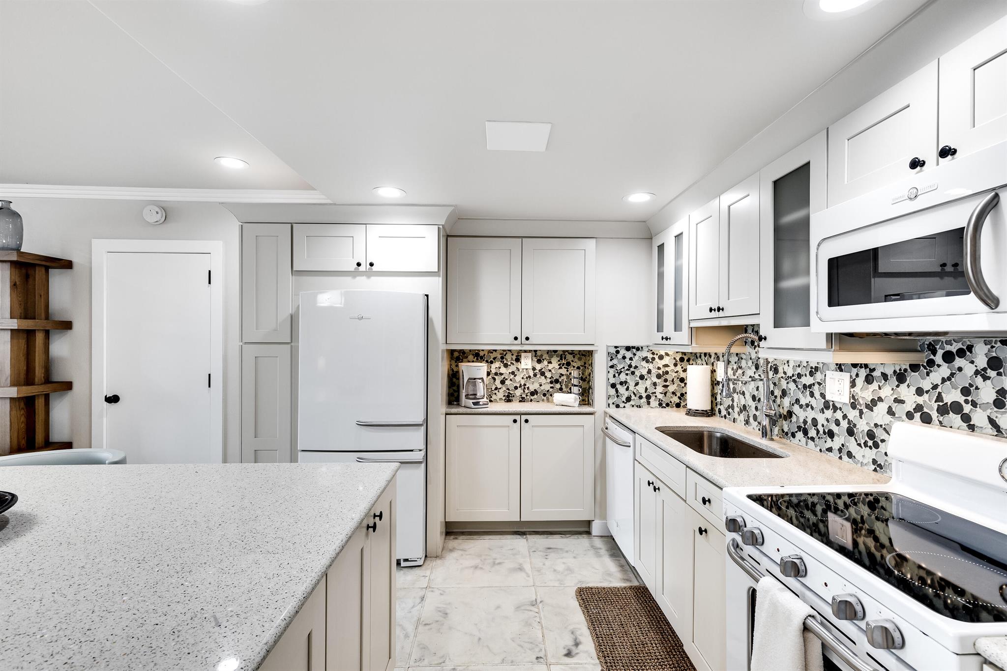 HILLSBORO SHORES EXECUTIV - Residential Lease