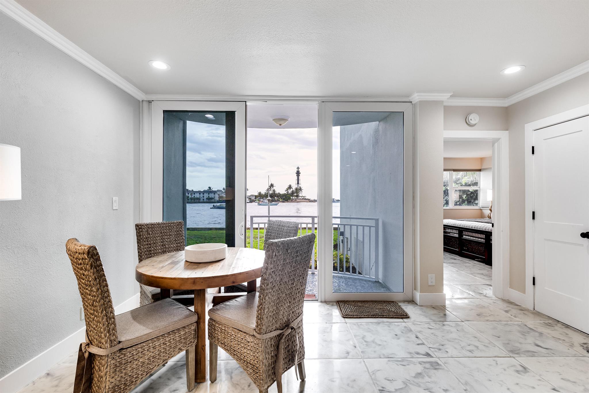 HILLSBORO SHORES EXECUTIV - Residential Lease