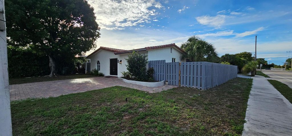 Photo of 401 SW 1st Street, Boca Raton, FL 33432 (MLS # R10996893)