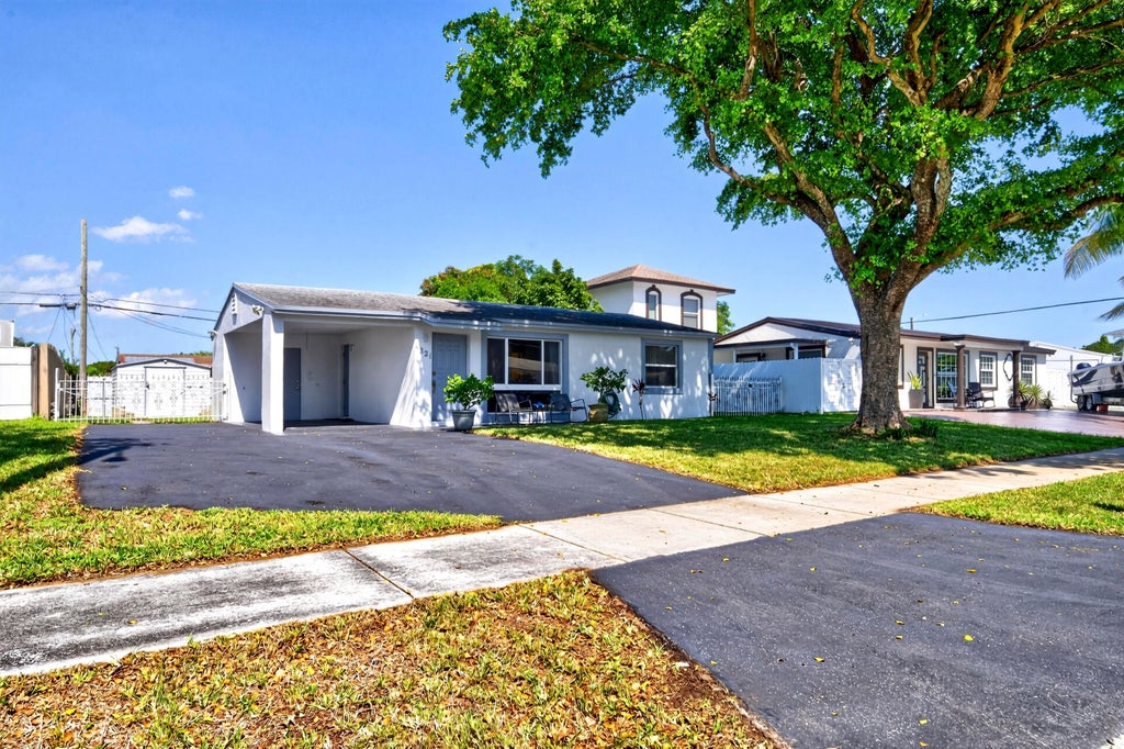 Photo of 4821 SW 18TH Street, Fort Lauderdale, FL 33317 (MLS # B26089118)