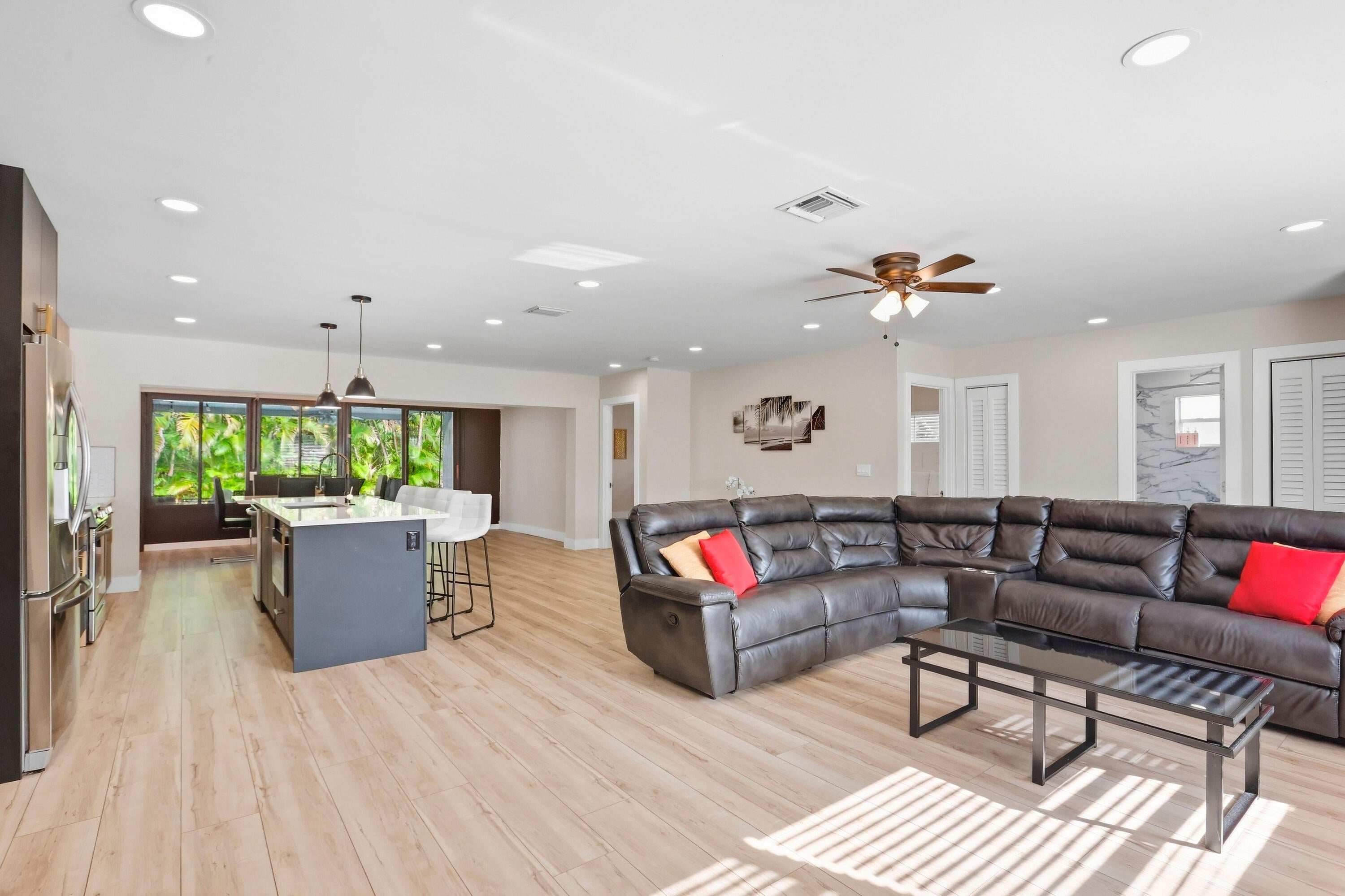 6880 KINGSTON Drive