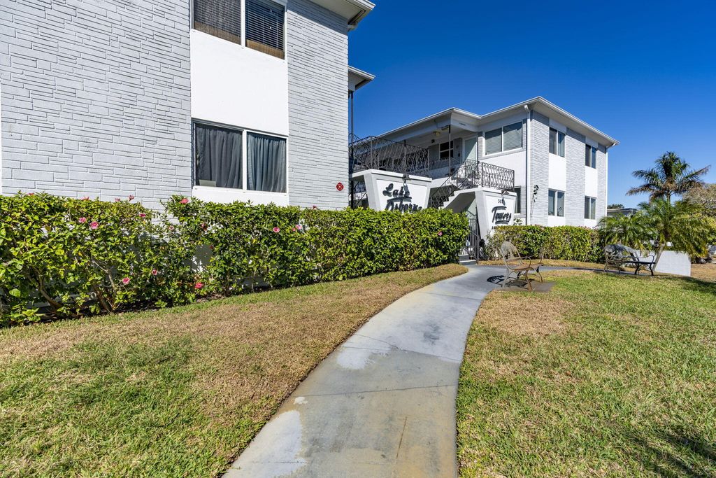 Photo of 302 Lake Osborne Drive #5, Lake Worth Beach, FL 33461 (MLS # R11166888)