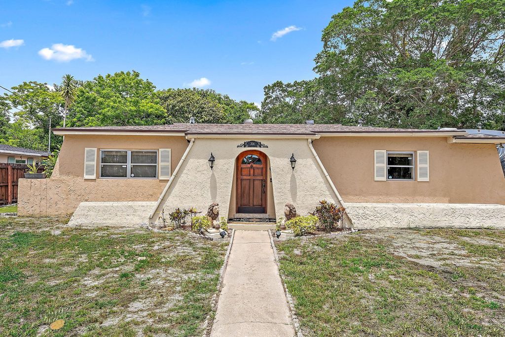 Photo of 306 S Caloosahatchee Avenue, Jupiter, FL 33458 (MLS # R11105104)