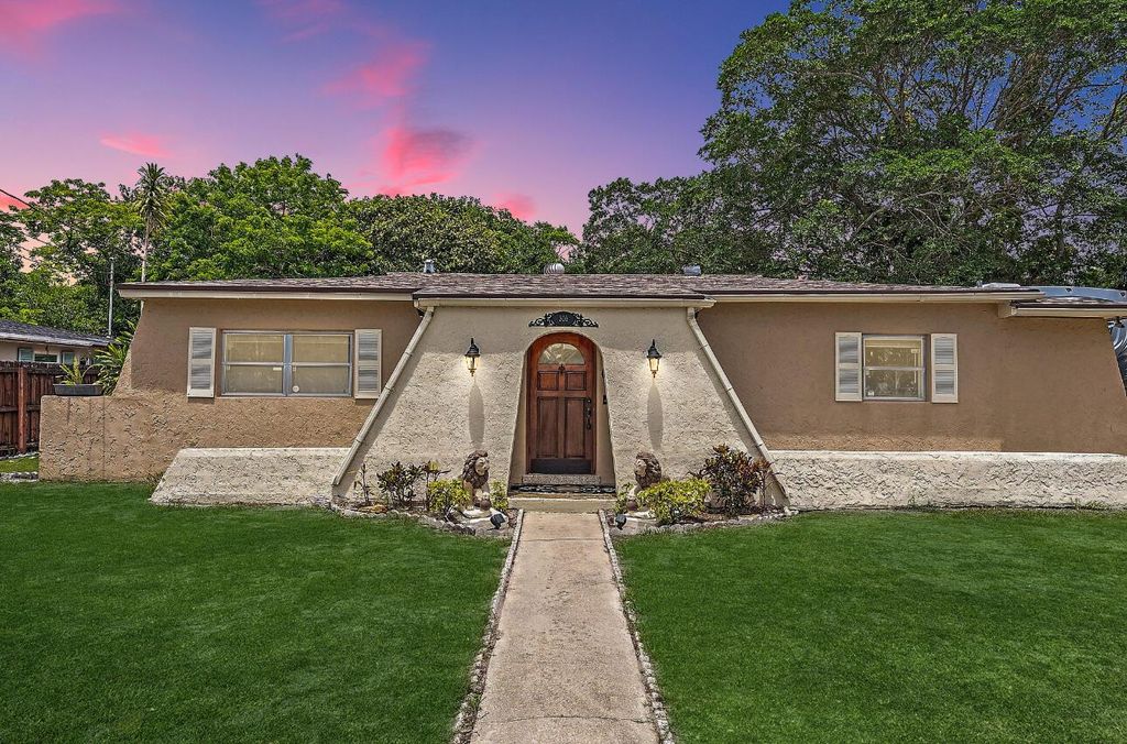 Photo of 306 S Caloosahatchee Avenue, Jupiter, FL 33458 (MLS # R11105104)