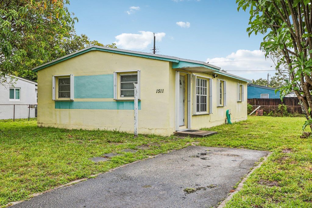 Photo of 1511 N 70th Terrace, Hollywood, FL 33024 (MLS # B26030839)