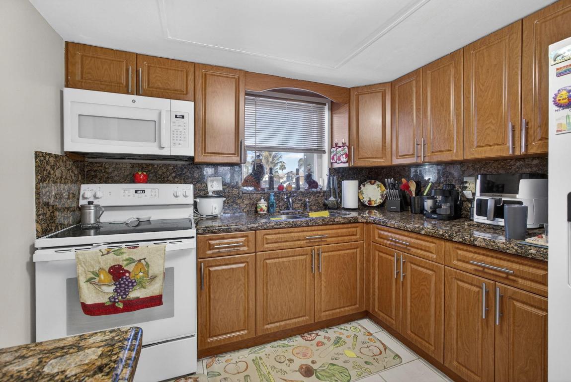 CRESTHAVEN VILLAS CONDO 21 - Residential