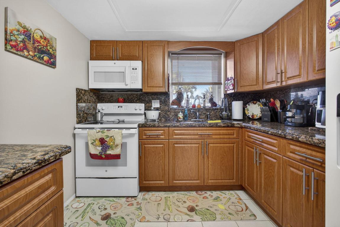 CRESTHAVEN VILLAS CONDO 21 - Residential