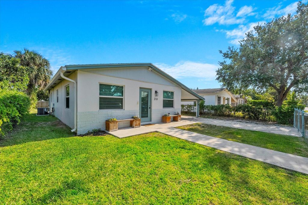 Photo of 210 6th Street, Jupiter, FL 33458 (MLS # R10987633)