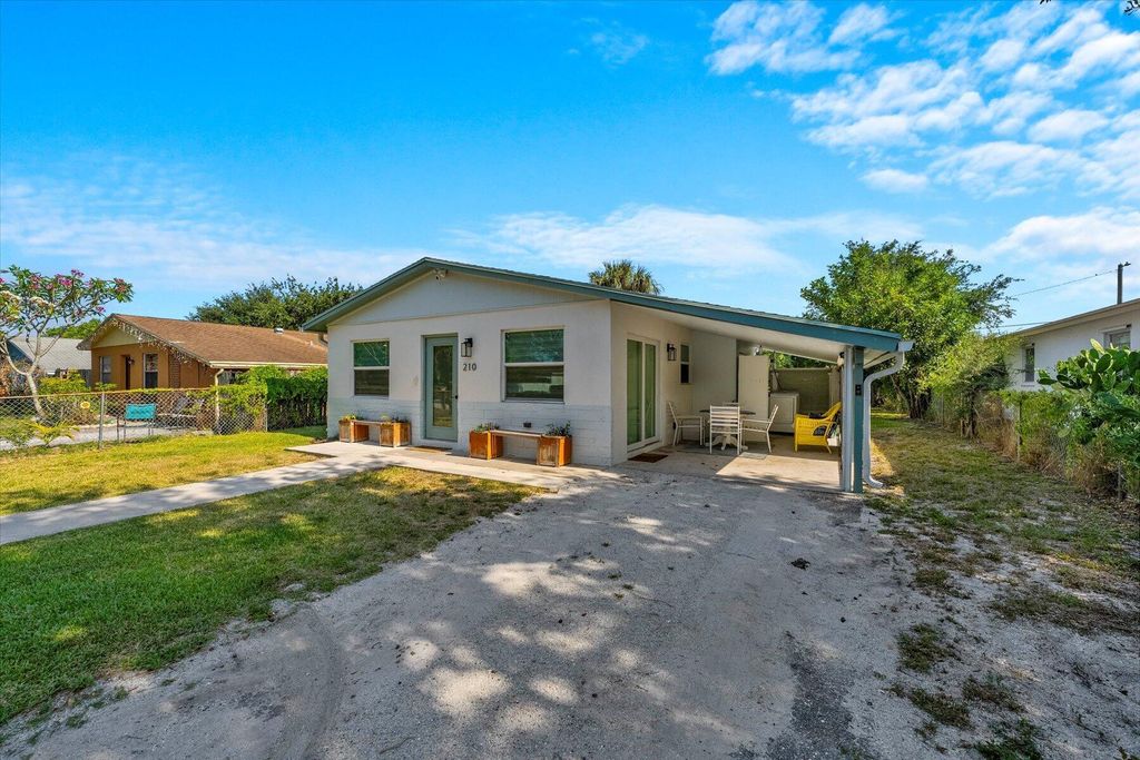 Photo of 210 6th Street, Jupiter, FL 33458 (MLS # R10987633)