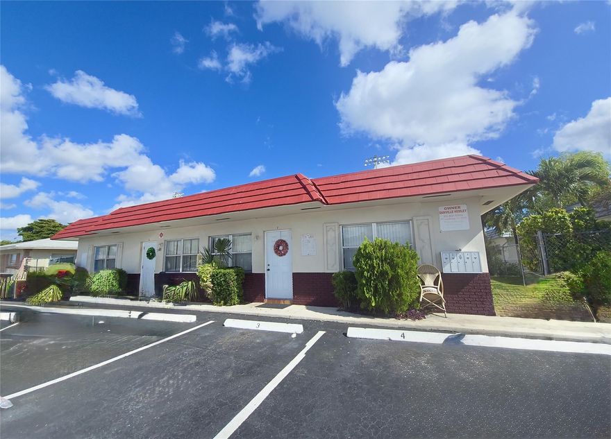 Very well maintained 5-Plex 4- 2 bedrooms 1 bath units and 1 efficiency unit. New roof 2024, 5 newer central AC units and 1 wall unit in efficiency, Tile floors, freshly painted, Fenced yard all around great investment property.