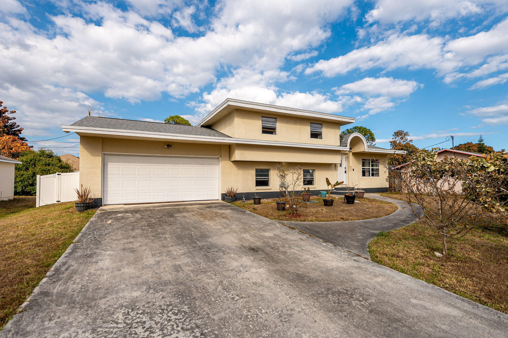 517 NW Floresta Drive