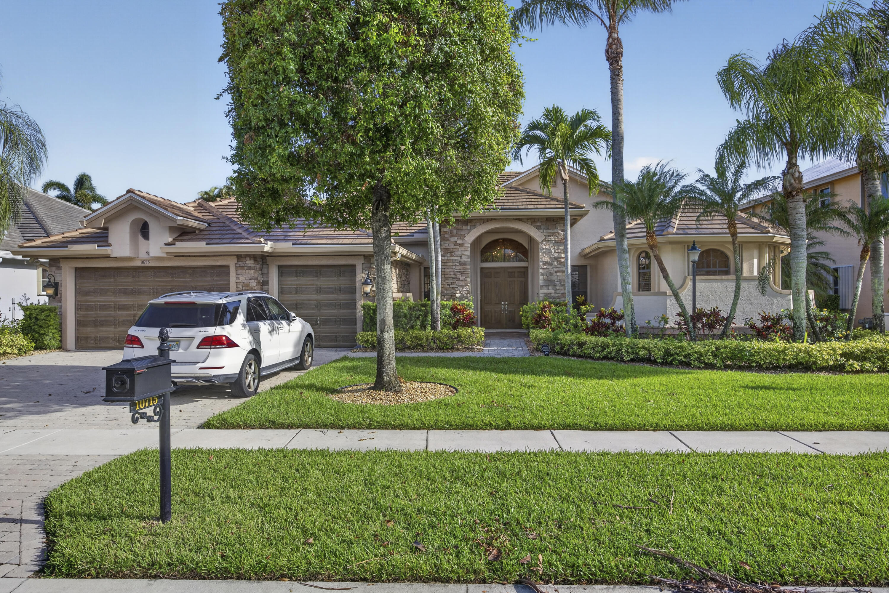 10715 Versailles Boulevard