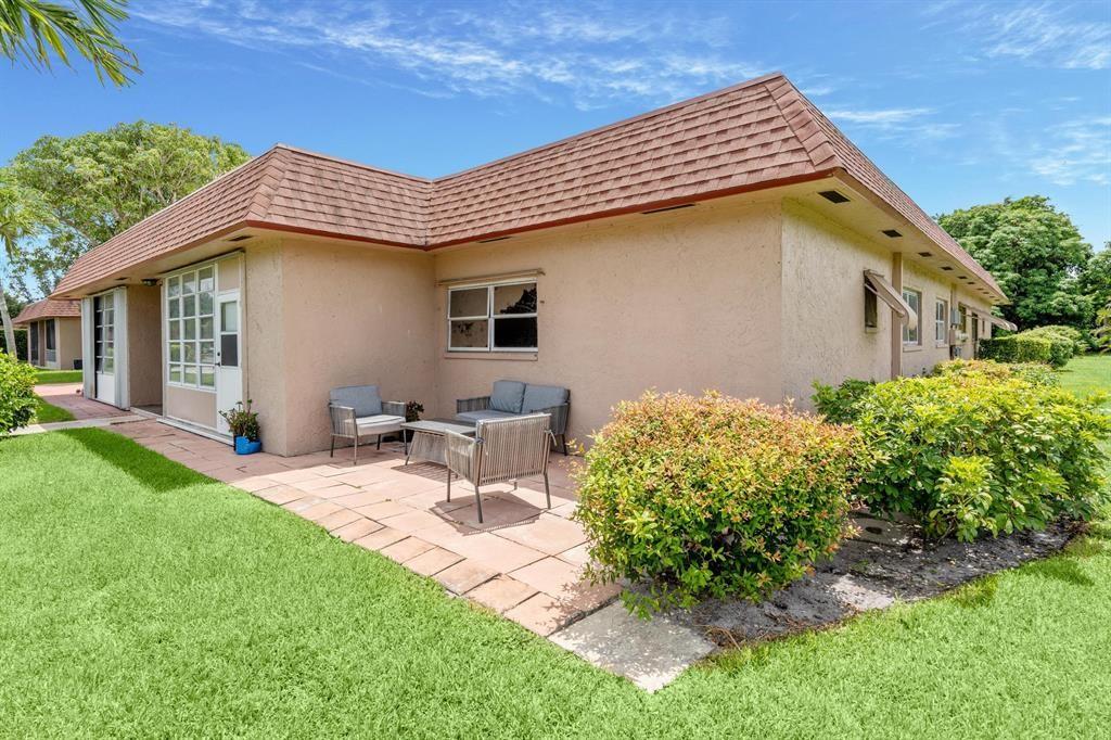 Beautifully remodeled 3 bedroom, 2 bathroom Villa now available for rent. Spacious interior located in the heart of Boynton Beach and just minutes from downtown Delray Beach. Easy access to nearby mall, restaurants, and shopping centers. This unit is in an all-ages community with an easy rental application process. Key updates include a 2018 AC, a 2022 water heater, and a roof replaced in 2020. Don't miss the opportunity to make this beautiful condo your new rental home!