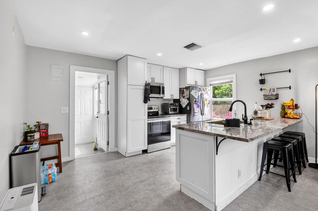 Photo of 702 Forest Hill Boulevard, West Palm Beach, FL 33405 (MLS # B26020072)