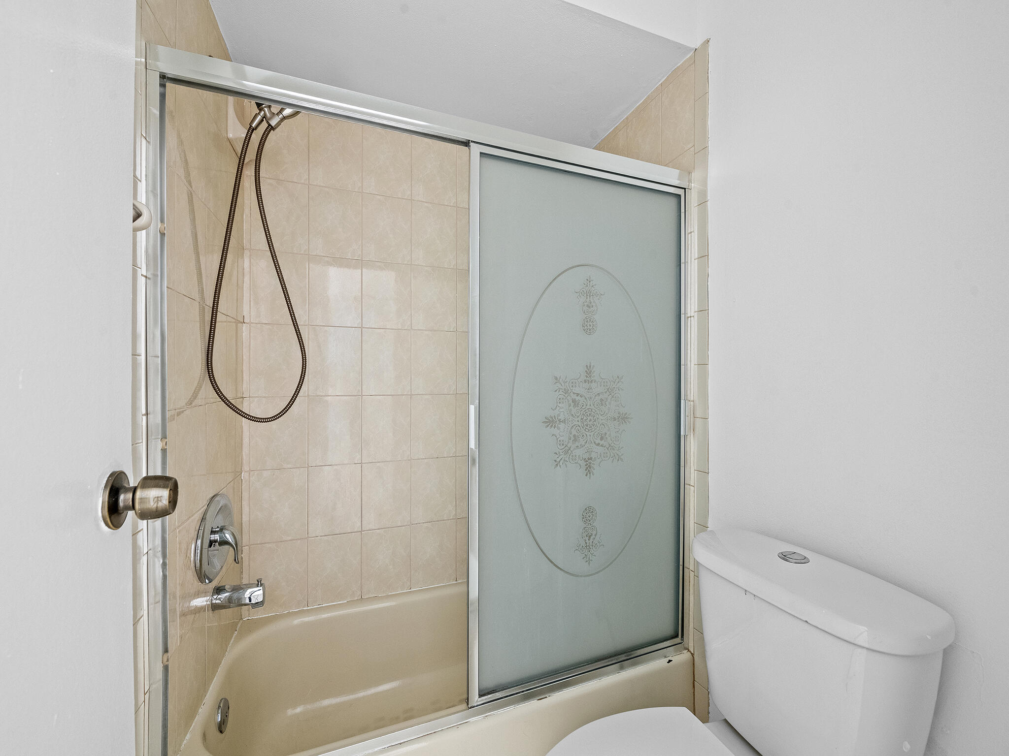 ENTRADA CONDOMINIUM I - Residential Lease