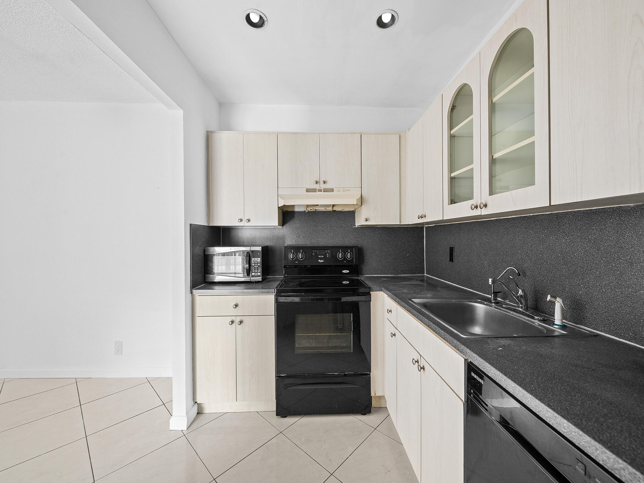 ENTRADA CONDOMINIUM I - Residential Lease