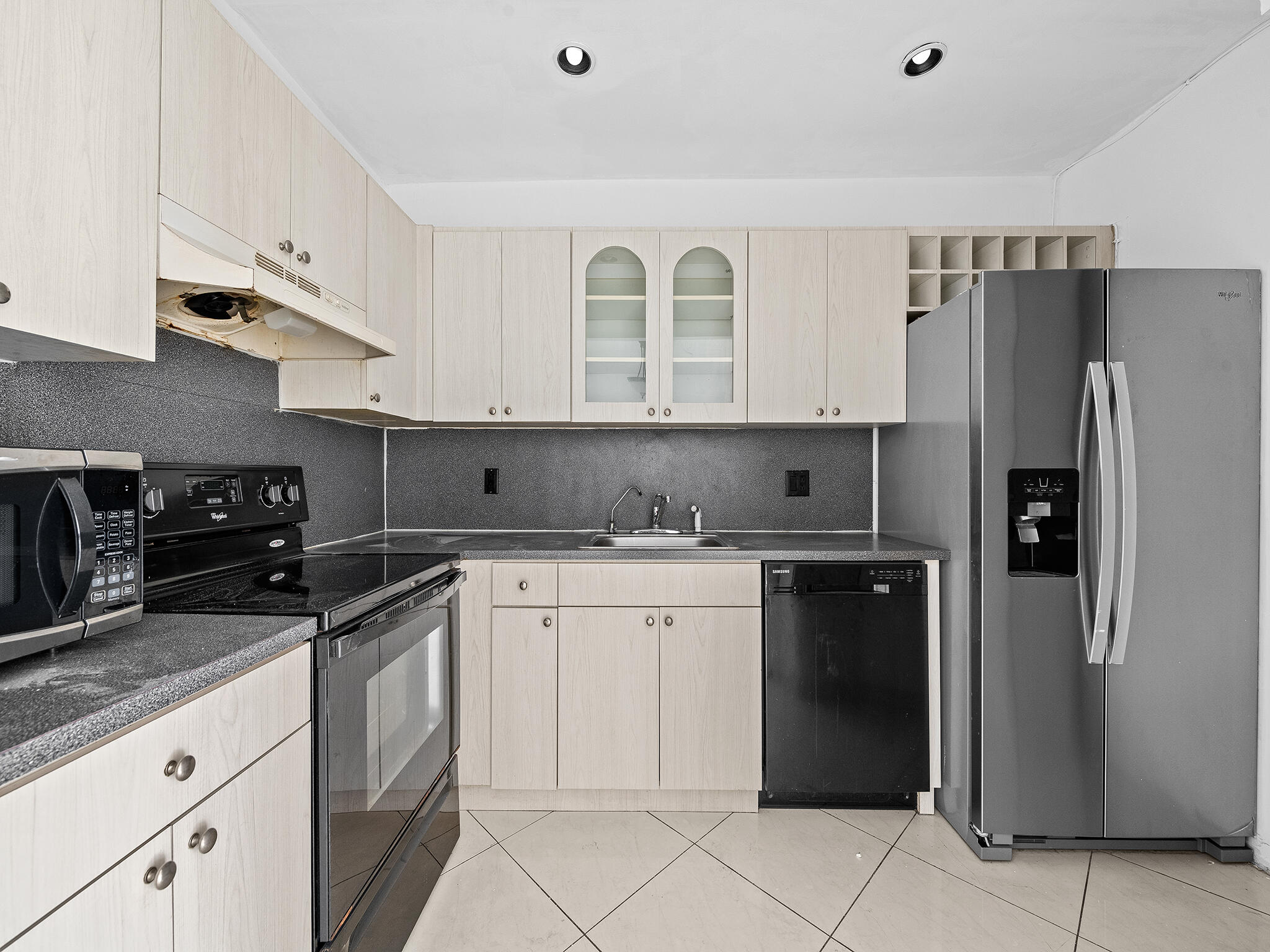 ENTRADA CONDOMINIUM I - Residential Lease