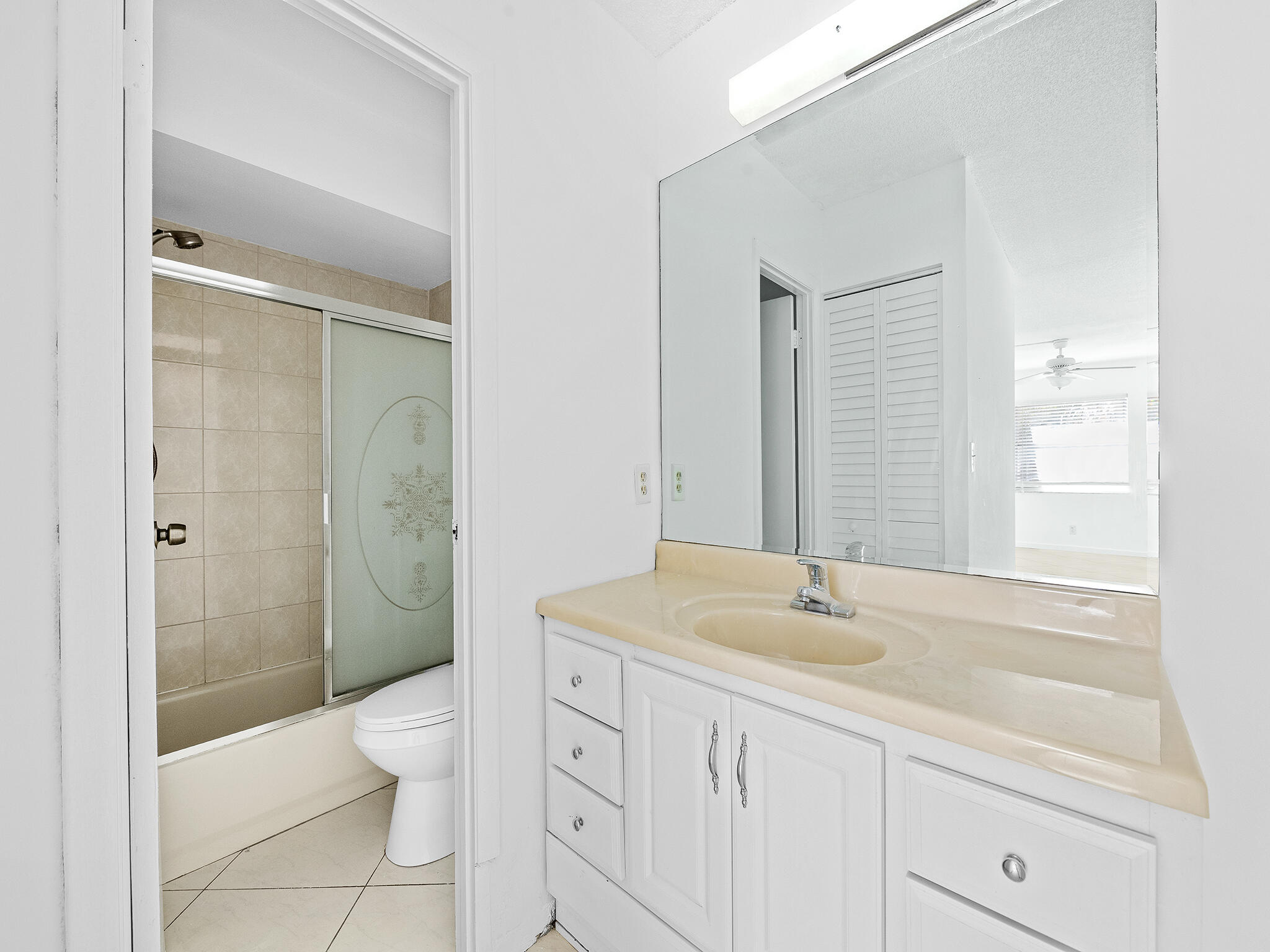 ENTRADA CONDOMINIUM I - Residential Lease