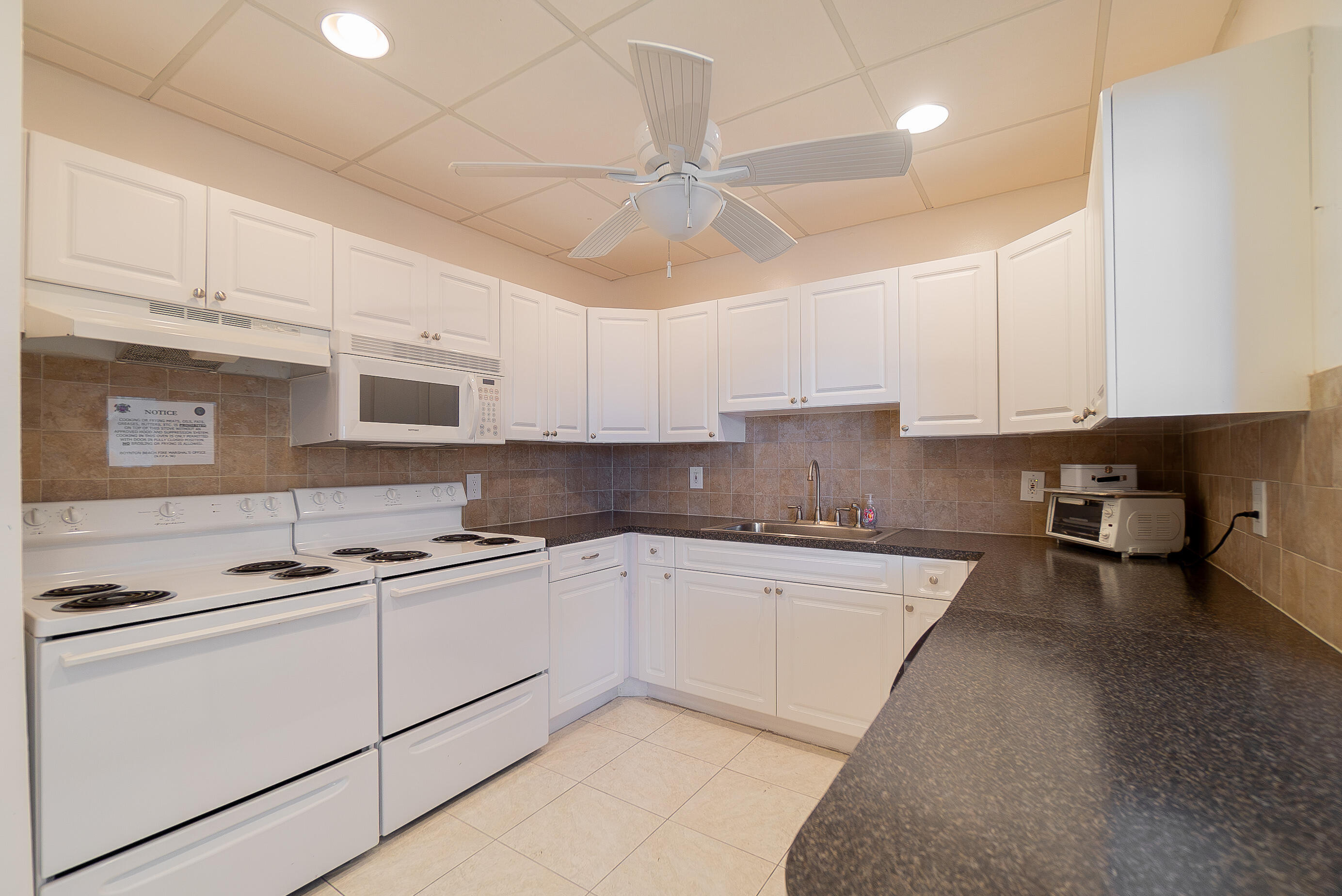 VILLAGE ROYALE CONDO 8 - Residential