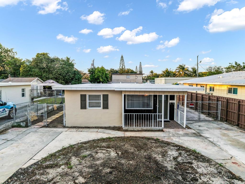 Photo of 611 NE 34th Street, Pompano Beach, FL 33064 (MLS # B26024528)