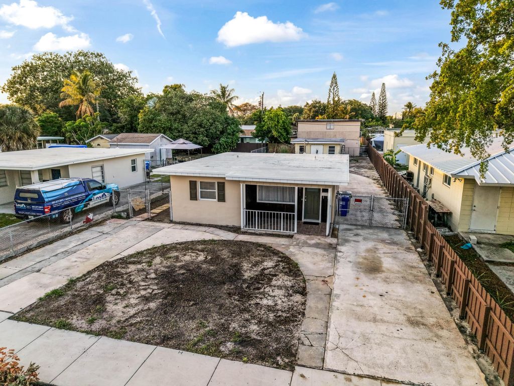 Photo of 611 NE 34th Street, Pompano Beach, FL 33064 (MLS # B26024528)