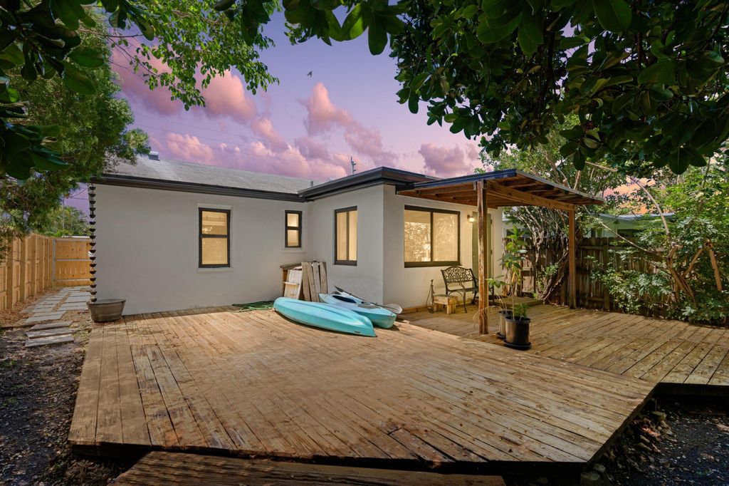 Photo of 1561 NE 33rd Street, Oakland Park, FL 33334 (MLS # R11100757)