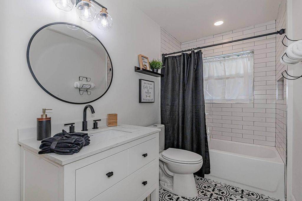 Photo of 2585 SE 4th Street, Pompano Beach, FL 33062 (MLS # B26009387)