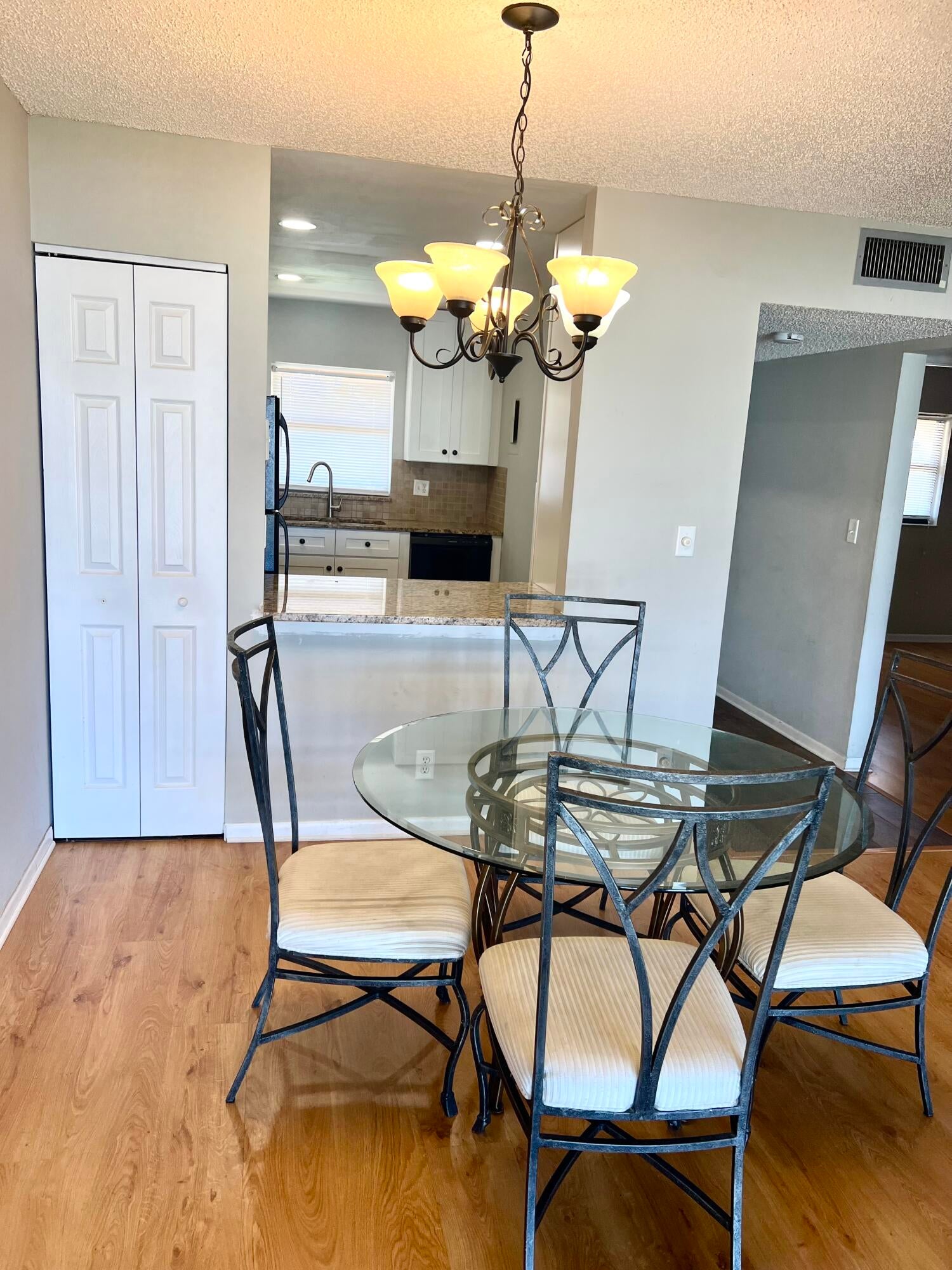 1901 W WOOLBRIGHT Road W A206