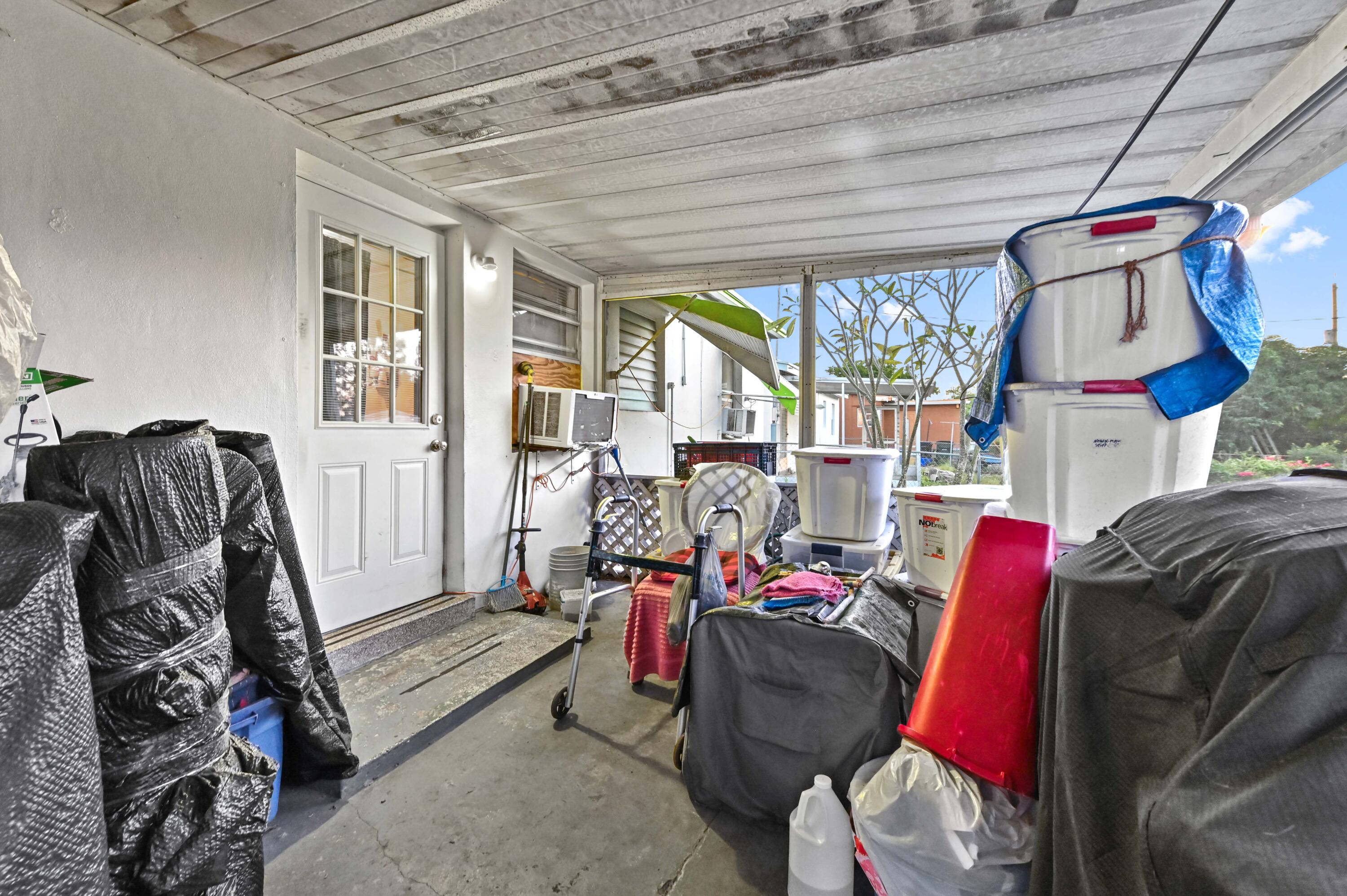 LAKE WORTH TOWN - Residential