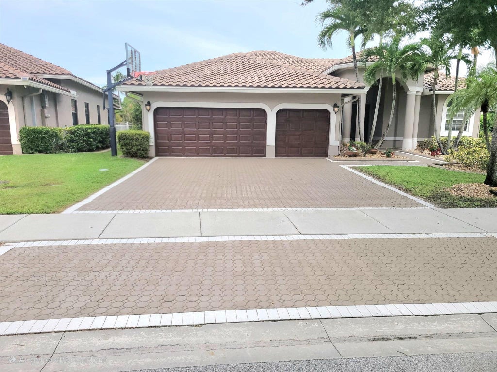 Photo of 5039 Kensington Circle, Coral Springs, FL 33076 (MLS # F10512838)